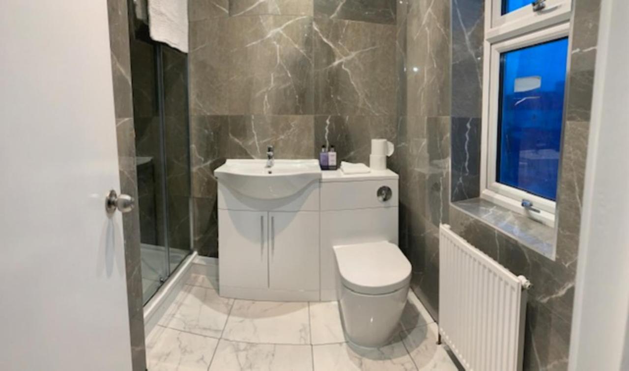 Beautiful All Room En-Suite 4 Bedrooms House , Free Parking, Wifi, Corporate, Contractors, Family Relocation, Contact Us For Long Term Rate Ilford Exterior foto