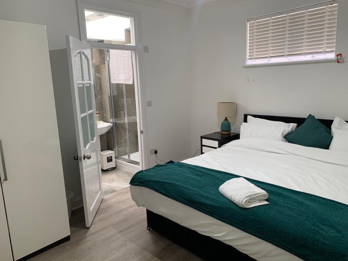Beautiful All Room En-Suite 4 Bedrooms House , Free Parking, Wifi, Corporate, Contractors, Family Relocation, Contact Us For Long Term Rate Ilford Exterior foto